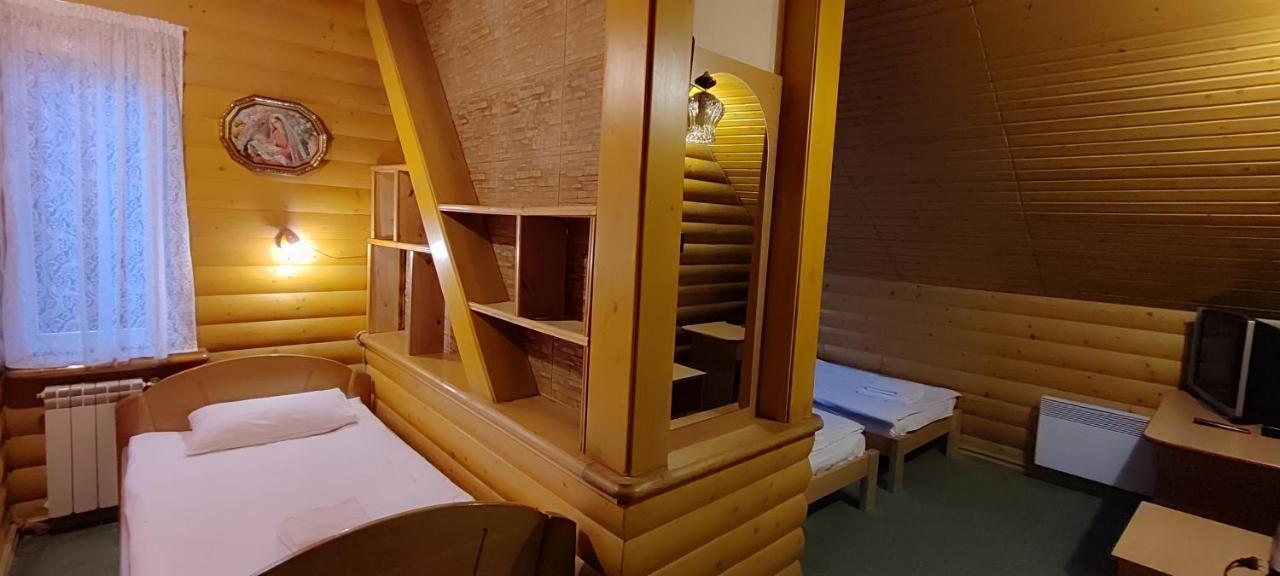 Лелеч Hotel Tatariv Bagian luar foto