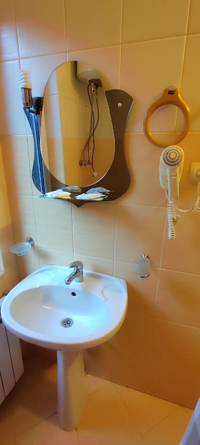 Лелеч Hotel Tatariv Bagian luar foto