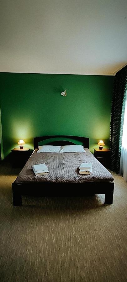 Лелеч Hotel Tatariv Bagian luar foto