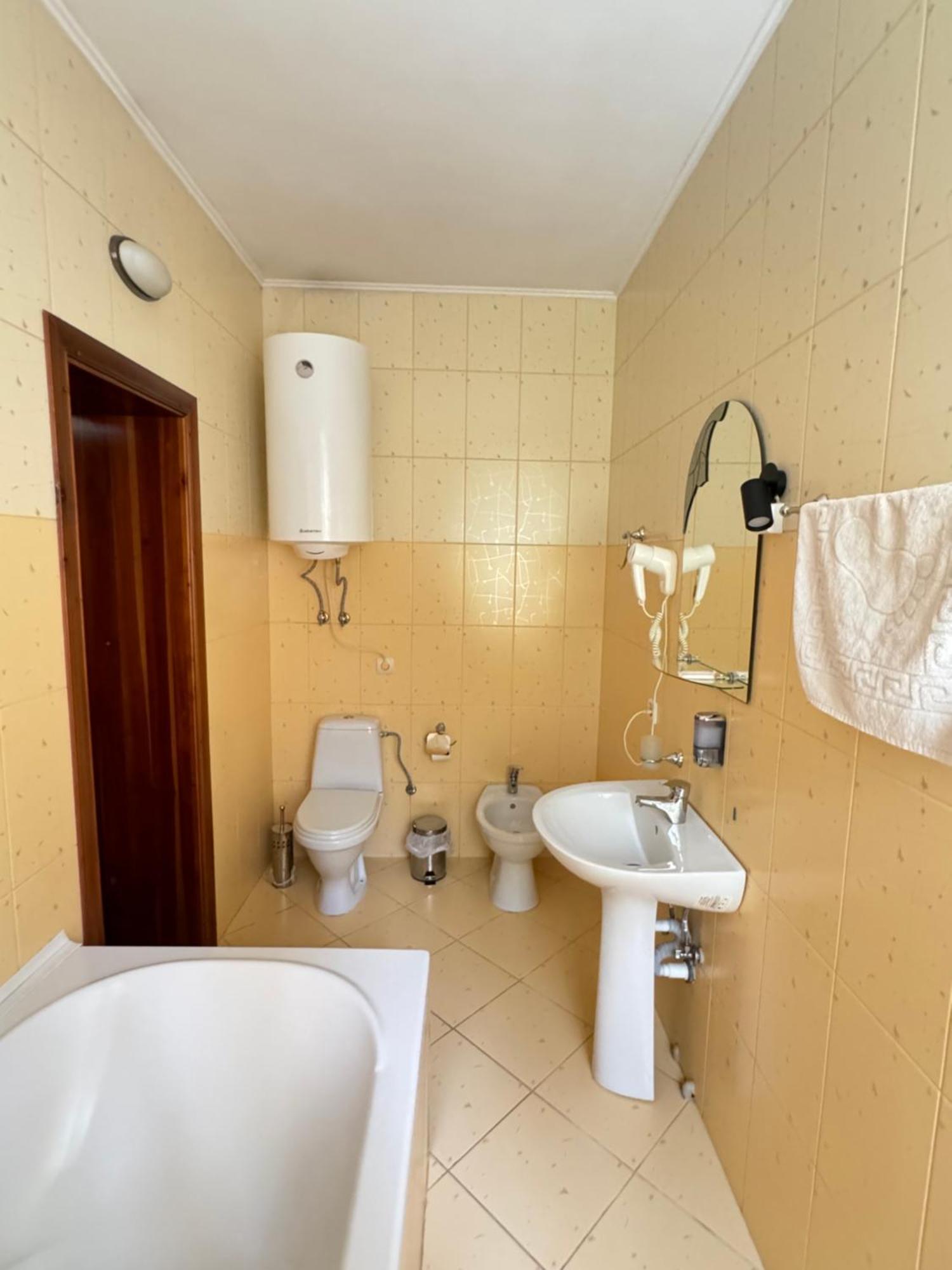 Лелеч Hotel Tatariv Bagian luar foto