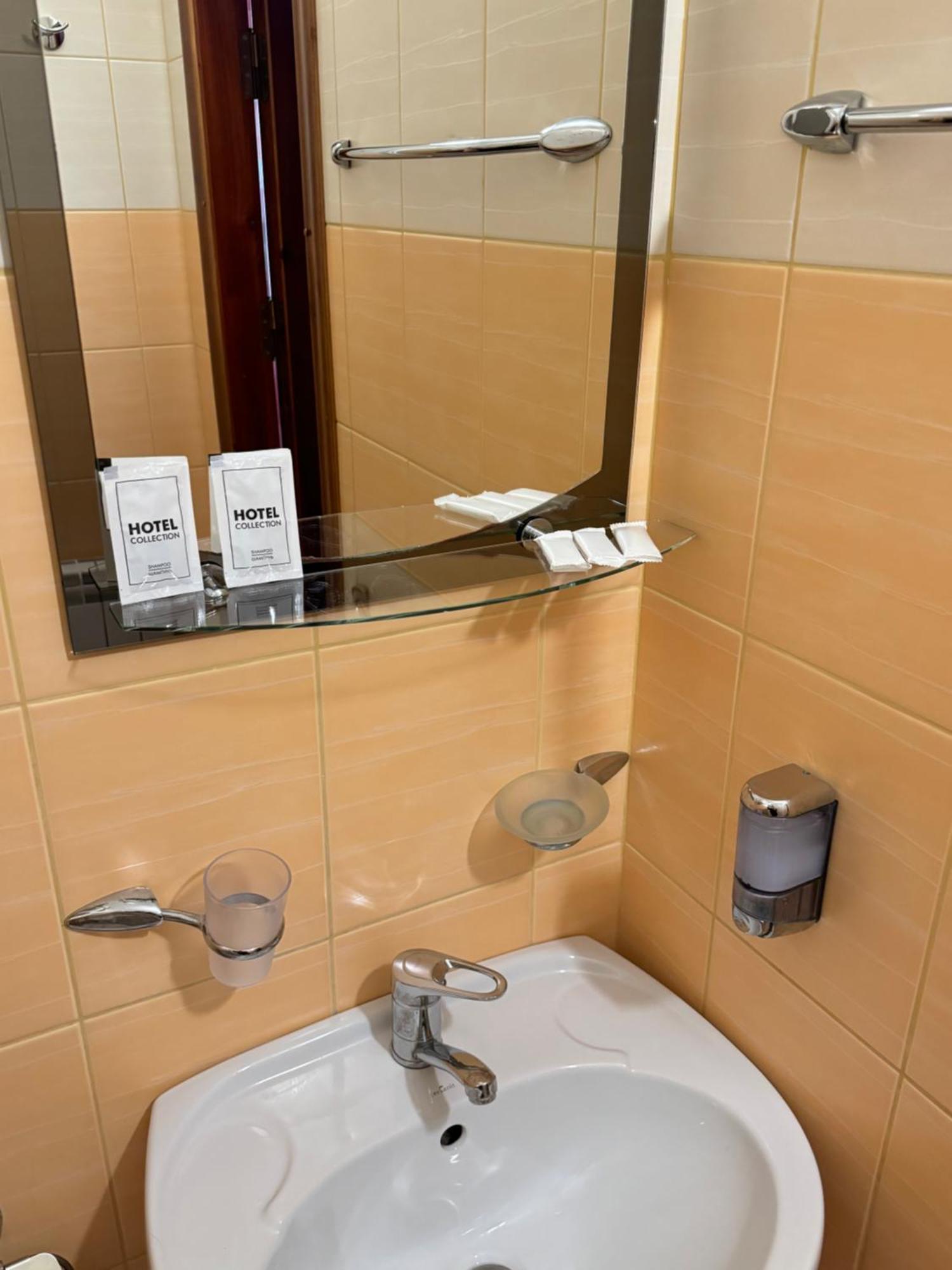 Лелеч Hotel Tatariv Bagian luar foto